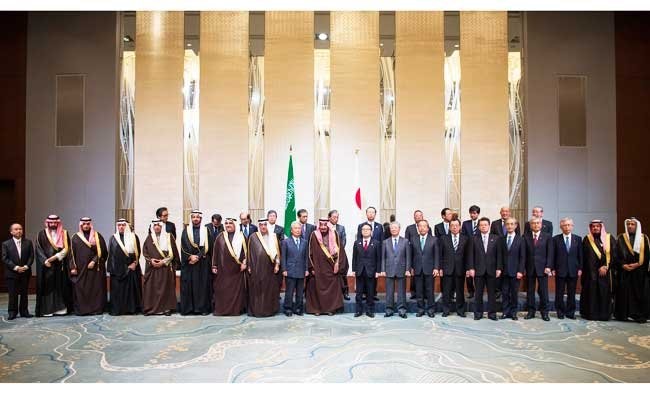 King Salman Poses with the Saudi-Japanese delegation to the Saudi-Japan Business Forum